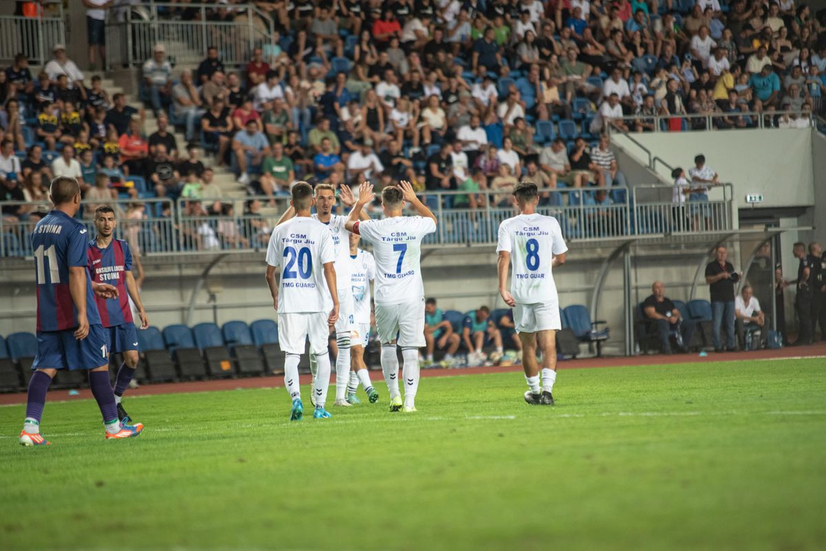 Peste 3.000 de oameni în tribune la meciul de Liga 4 jucat în nocturnă » Fosta vicecampioană a României o ia de la capăt!