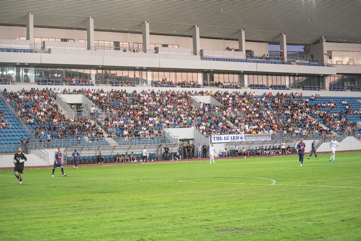 Peste 3.000 de oameni în tribune la meciul de Liga 4 jucat în nocturnă » Fosta vicecampioană a României o ia de la capăt!