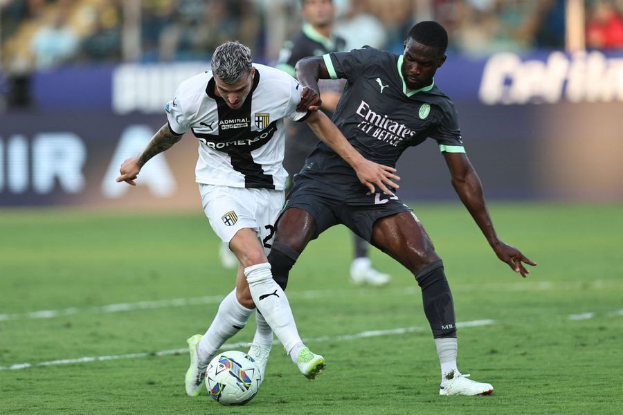 Valentin Mihăilă (în duel cu Fikayo Tomori) a pornit acțiunea din care Parma a deschis scorul cu AC Milan / Foto: Imago După Napoli, Radu Drăgușin a fost propus la schimb de încă un gigant din Serie A » Mutarea se poate face în vară