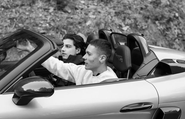 David Popovici și-a condus bolidul de lux la evenimentul organizat de Porsche în România: „Tribute to Transfăgărașan”