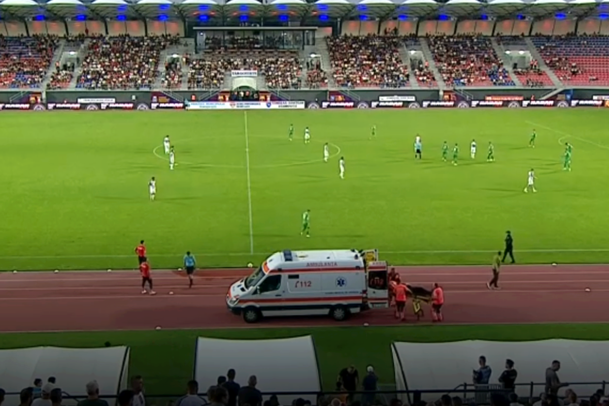 Momente de panică la meciul din Liga 2: i s-a făcut rău și a fost nevoie de intervenția ambulanței