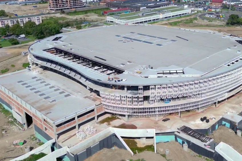 Polivalenta din Brașov a ajuns în faza montării  spectaculoasei fațade