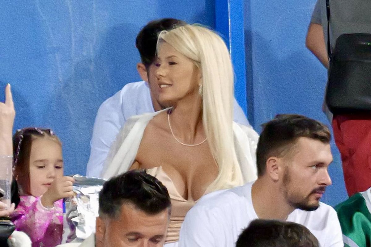 Blonda care și-a eclipsat soțul fotbalist, în tribune, la Ovidiu