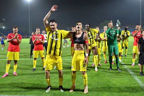 Alberto Soro, în fundal, cu numărul 29, după Metaloglobus - Dinamo 0-1