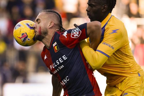 George Pușcaș, în tricoul lui Genoa la un meci cu Frosinone din Serie A în noiembrie 2023 / Foto: Iamgo