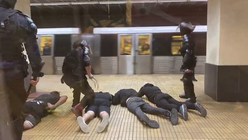 Au fost momente de panică la metroul bucureștean în jurul prânzului. Mai mulți ultrași ai celor de la CSA Steaua au fost dați afară cu forța dintr-o garnitură Metrorex