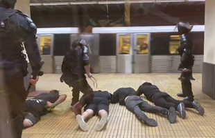 IMAGINI ȘOCANTE! Jandarmeria a intervenit în forță la metrou: suporterii CSA Steaua scoși și bătuți pe peron