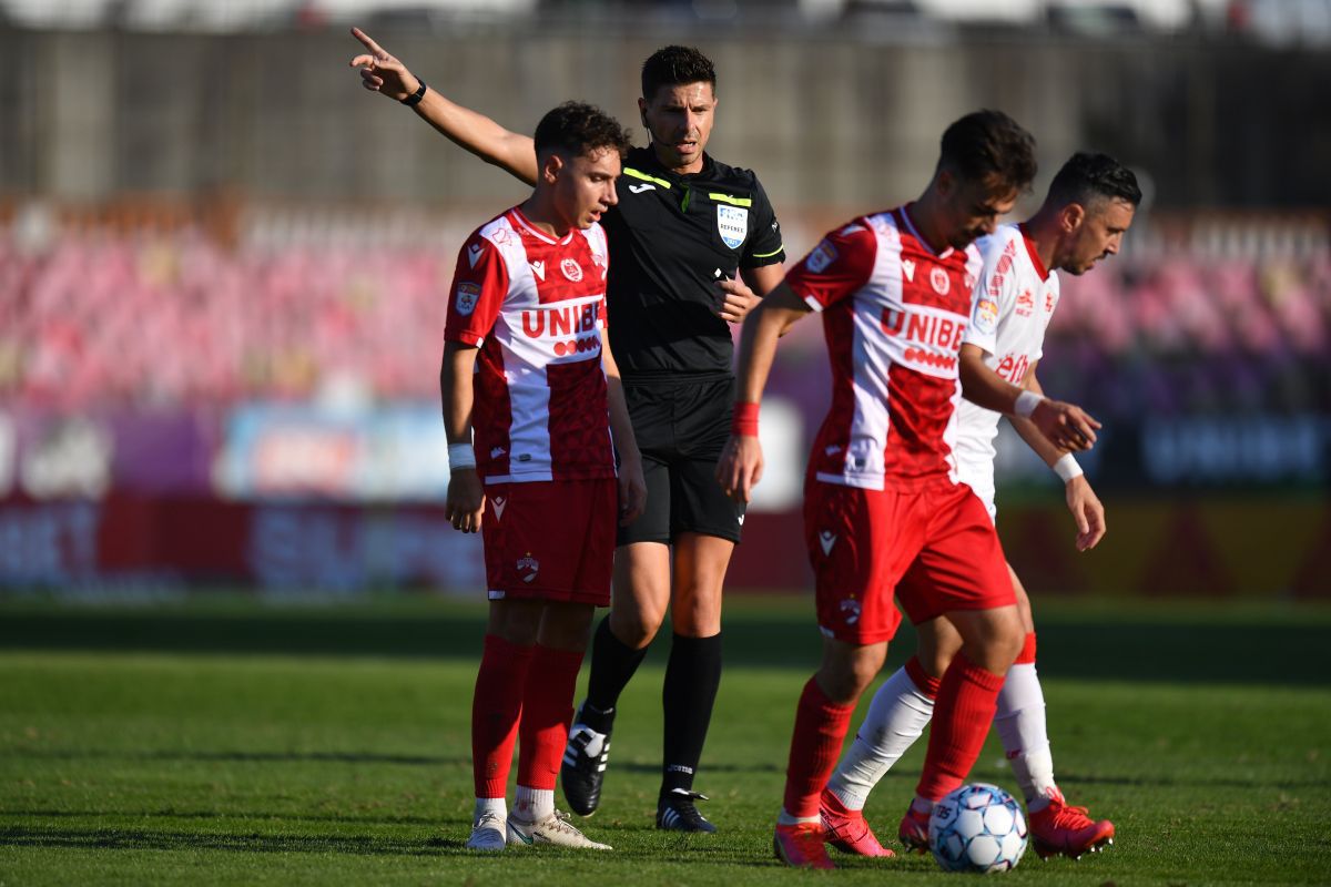 Dinamo - UTA, Batha, eliminat după ce l-a lovit pe Torje: „O prostie, dar nu e de «roșu»! Se ține de față, însă l-a lovit în gât”