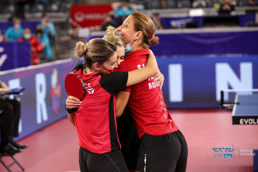 Bernadette Szocs și Eliza Samara îmbrățișând-o pe Daniela Dodean Moonteiro FOTO Simion Tătaru/FRTM Echipa feminină a României joacă duminică la Cluj-Napoca a patra finală europeană consecutivă