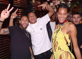 Ce conflict!? Mbappe și Neymar, distracție umăr la umăr la petrecerea unui fotomodel » Ce alte mari staruri au fost prezente