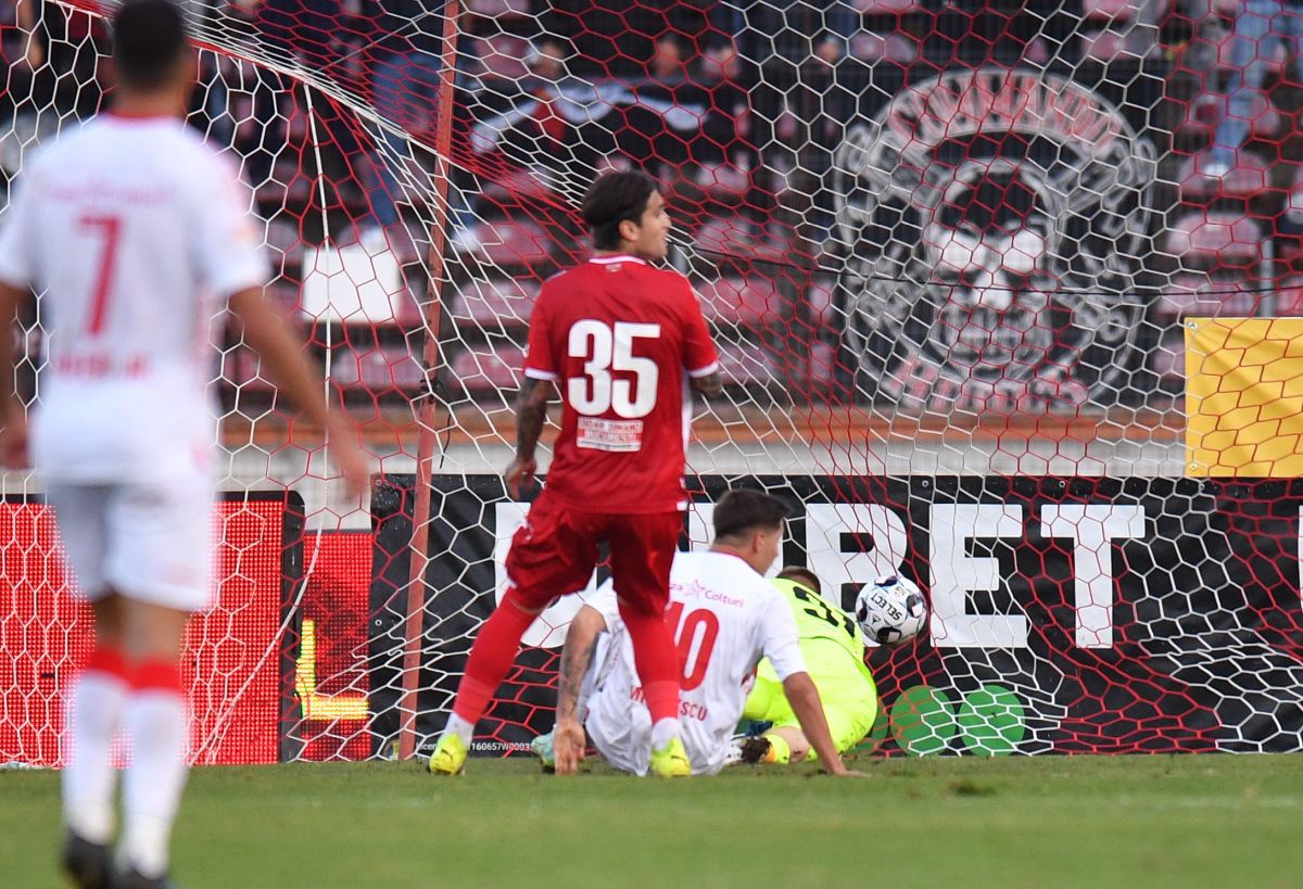 Dinamo - UTA, Batha, eliminat după ce l-a lovit pe Torje: „O prostie, dar nu e de «roșu»! Se ține de față, însă l-a lovit în gât”