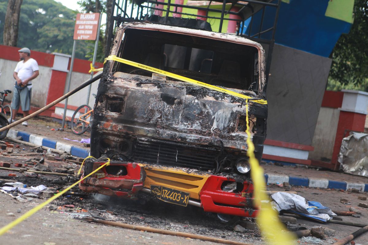 Tragedie la un derby din Indonezia! 125 de persoane au murit după ce fanii au intrat pe teren