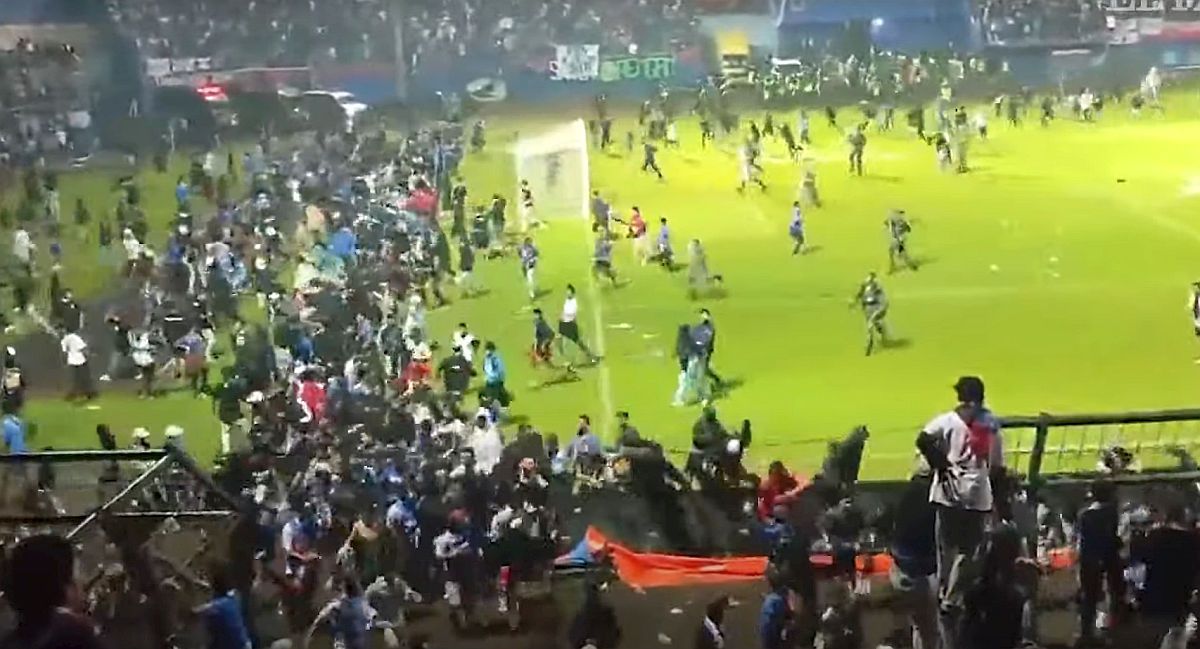 Tragedie la un derby din Indonezia! 125 de persoane au murit după ce fanii au intrat pe teren