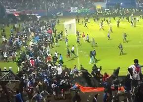 Tragedie la un derby din Indonezia! 125 de persoane au murit după ce fanii au intrat pe teren