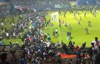 Tragedie la un derby din Indonezia! 125 de persoane au murit după ce fanii au intrat pe teren