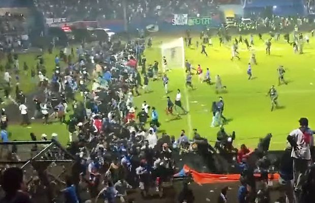 Tragedie la un derby din Indonezia! 125 de persoane au murit după ce fanii au intrat pe teren