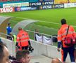 Medicii de pe ambulanță l-au însoțit pe Andrei Prepeliță la vestiare / foto: Vlad Nedelea (GSP)