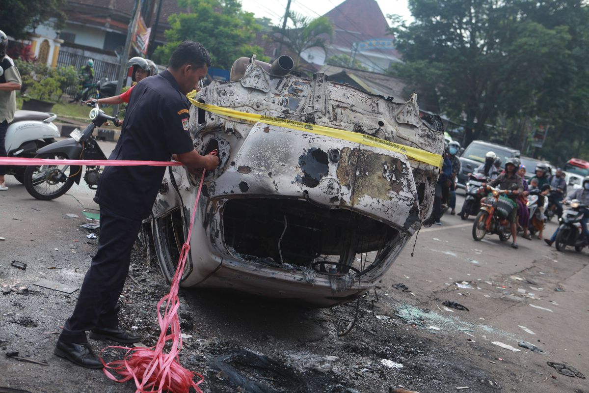 Tragedie la un derby din Indonezia! 125 de persoane au murit după ce fanii au intrat pe teren