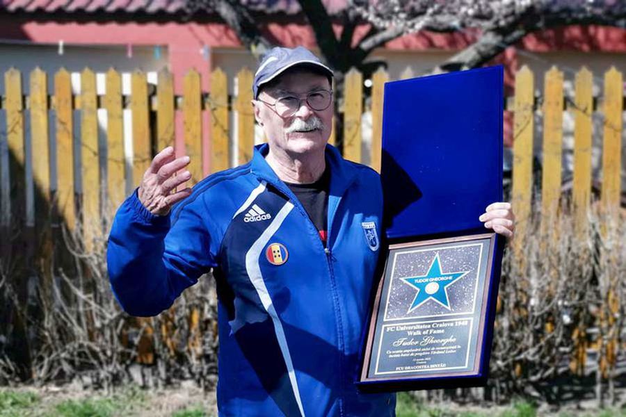 Tudor Gheorghe, în treningul lui FCU Craiova, la primirea plachetei de legendă în „Hall of Fame” Mihai Bobonete l-a întrebat pe Tudor Gheorghe: „FCU sau CSU Craiova?” » Maestrul a răspuns pe nerăsuflate