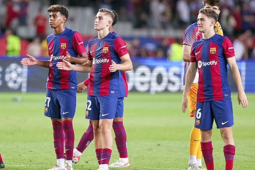 FC Barcelona a hotărât să-l „blindeze” pe Lamine Yamal (primul din stânga). Foto: Imago Images