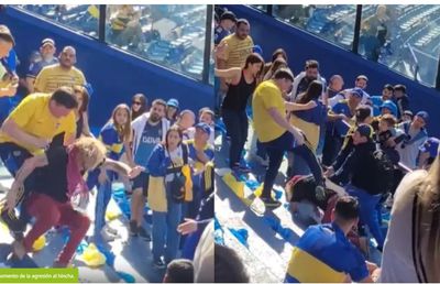 Bătaie între suporteri la Superclasico! Un fan al lui River Plate, prins de un grup de susținători ai lui Boca Juniors
