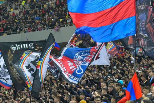 Peluza Nord Steaua, galeria care îi susține pe cei de la FCSB, a ținut să îi ironizeze pe rivalii de la Steaua înainte de meciul cu U Cluj, partidă care închide runda cu numărul 11 din Superliga.