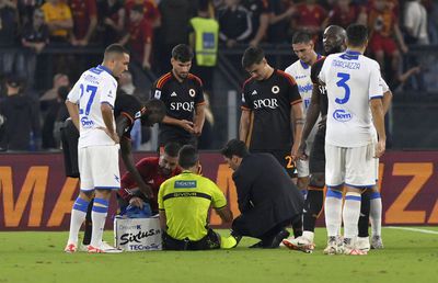 Fază nemaivăzută în Serie A » Ce a pățit arbitrul la meciul Romei