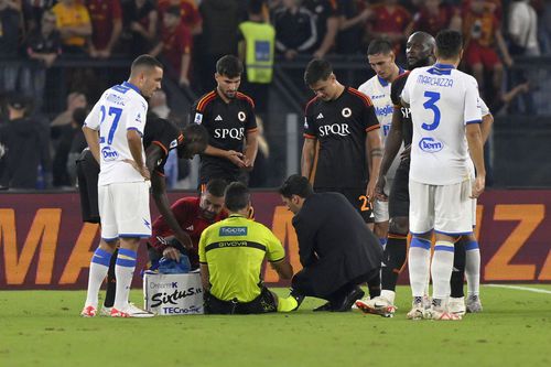 Matteo Marchetti, arbitrul meciului Roma - Frosinone 2-0, a avut nevoie de îngrijiri medicale pe finalul partidei din Serie A/ foto: Imago Images