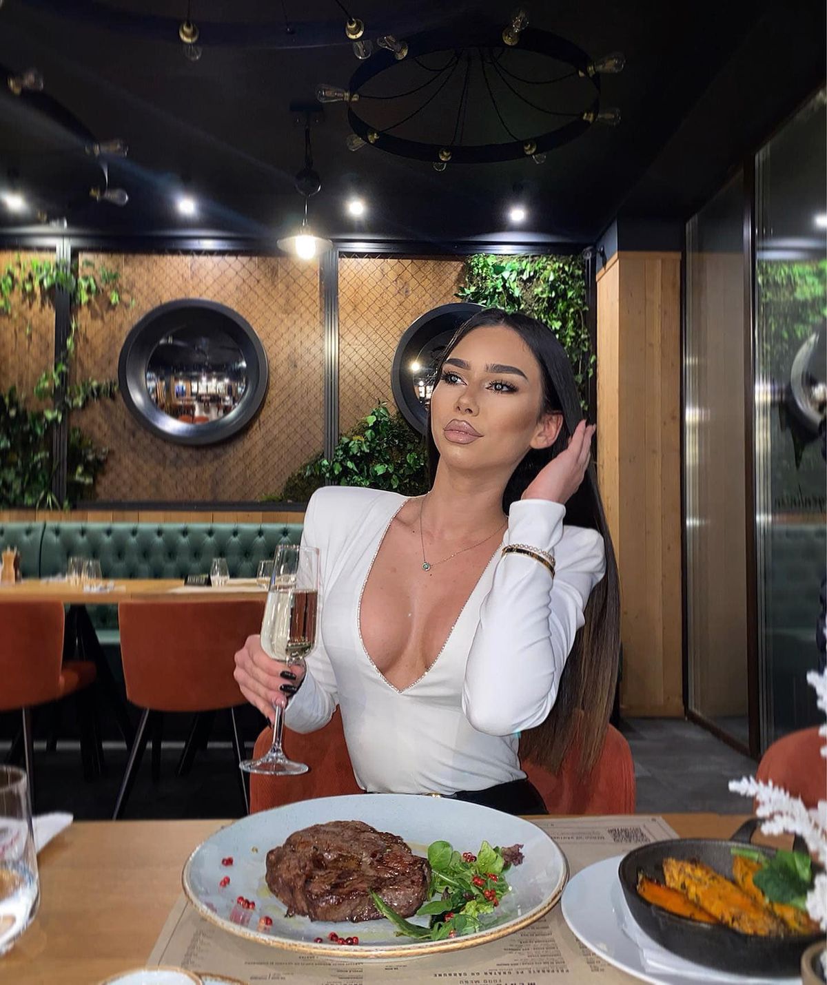 Angelo, fiul lui Cristi Borcea, a învățat de la tatăl lui! Își răsfață iubita în vacanțe scumpe și restaurante de lux