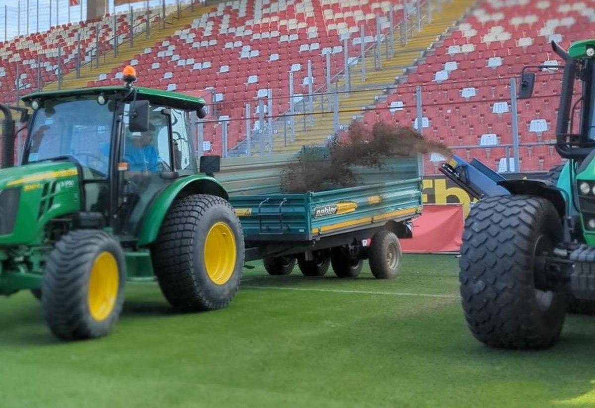 Schimbare gazon stadion UTA