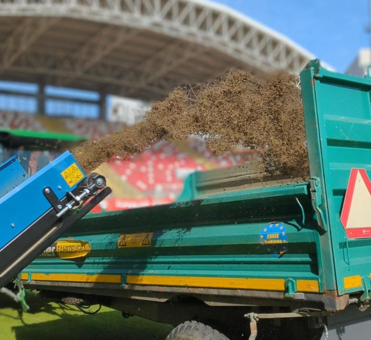 Imaginile zilei în Superliga » Au intrat tractoarele pe „bijuteria” de 14 milioane de euro