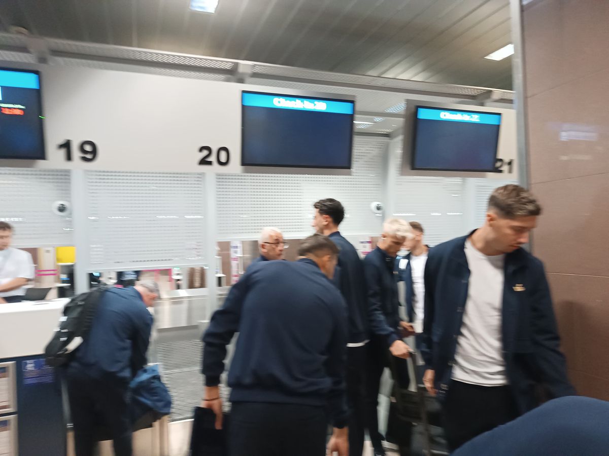 Tavi Popescu a apărut pe aeroport cu un nou look și l-a enervat deja pe Becali: „Nu e vedetă!”