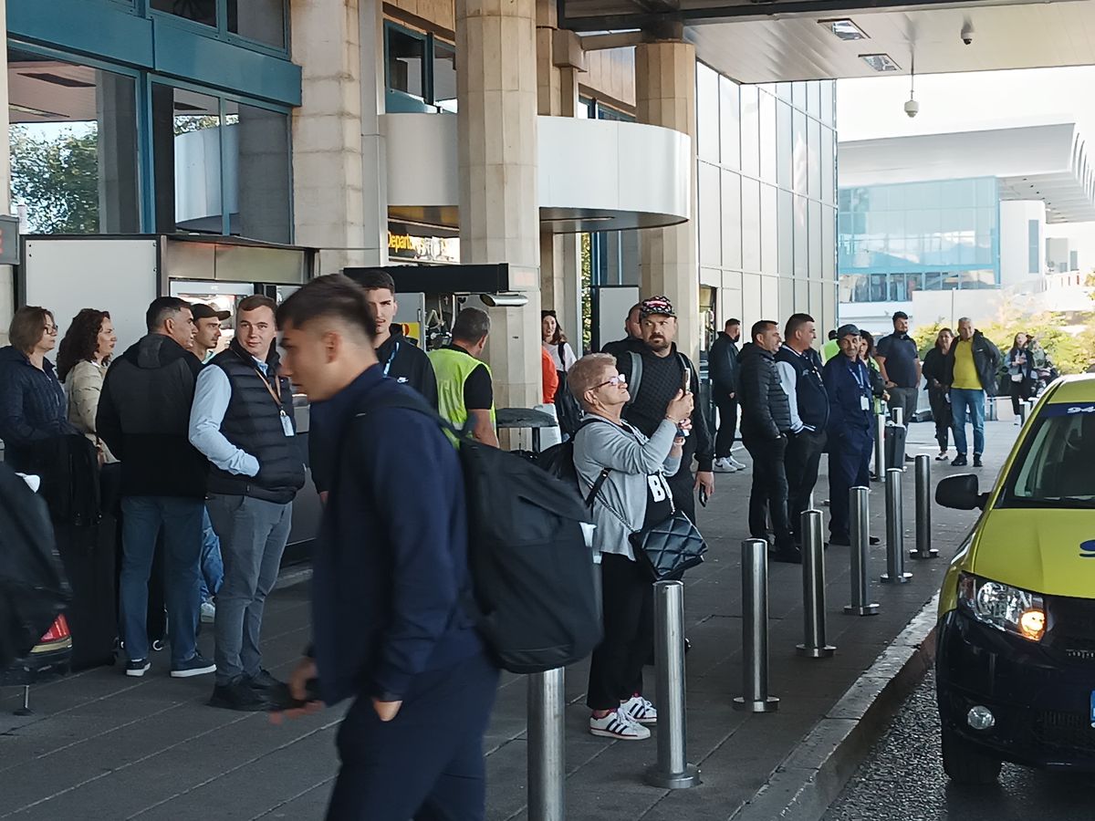 Tavi Popescu a apărut pe aeroport cu un nou look și l-a enervat deja pe Becali: „Nu e vedetă!”