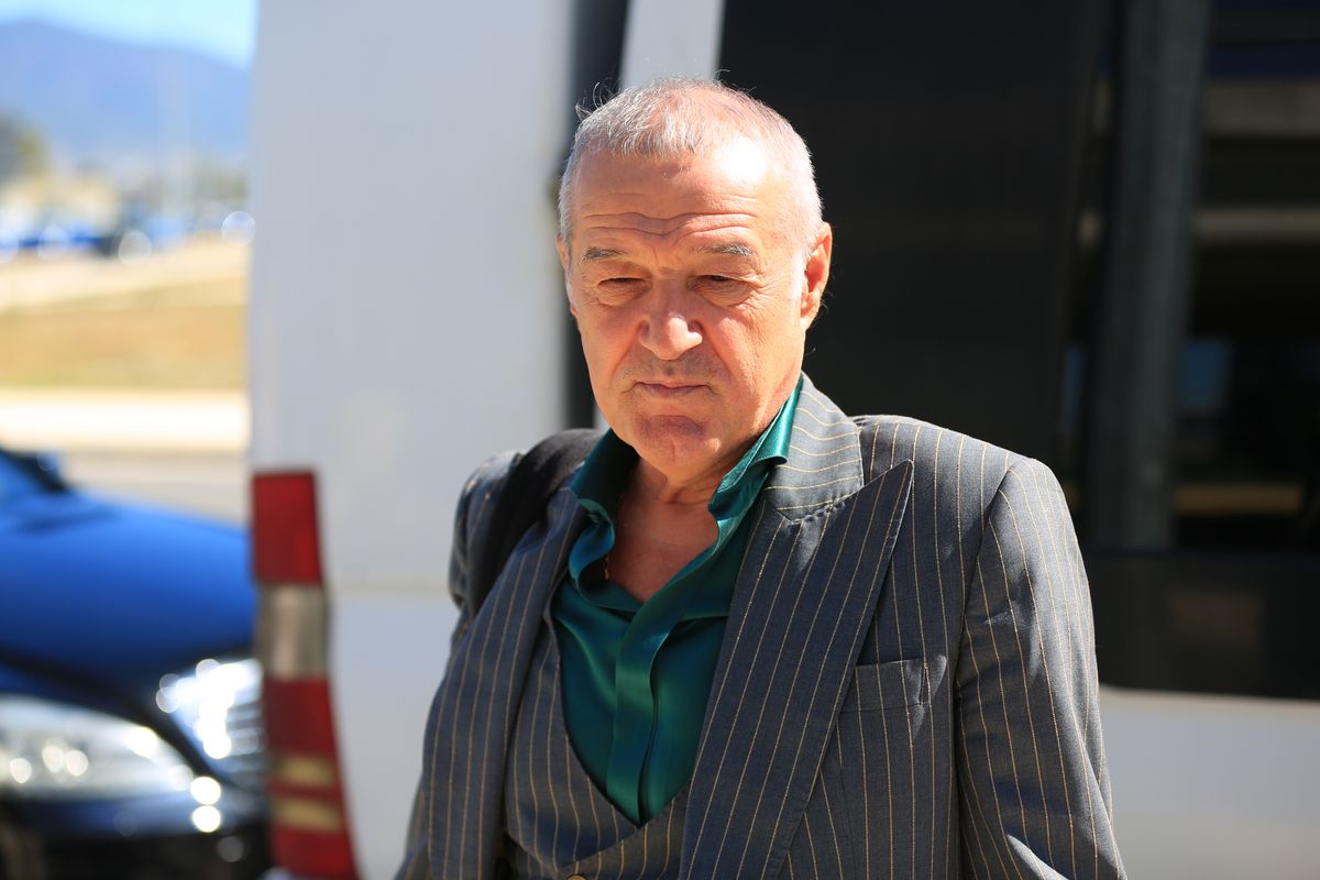 Gigi Becali le-a dat lecții de tactică jucătorilor în avion: „Vă spun ce i-am zis și lui Olaru. I-am luat pe rând!”
