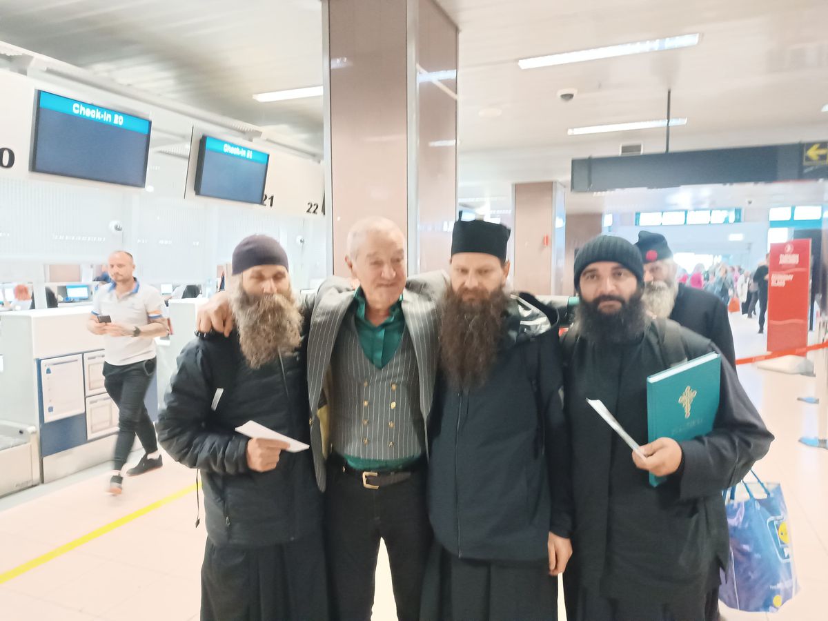 Tavi Popescu a apărut pe aeroport cu un nou look și l-a enervat deja pe Becali: „Nu e vedetă!”