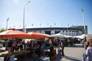Piață și talcioc lângă Toumba, în preziua marelui meci! S-au vândut de la perdele, lenjerie, borcane, până la legume și fructe. Ce s-a întâmplat înainte să ajungă FCSB în zonă