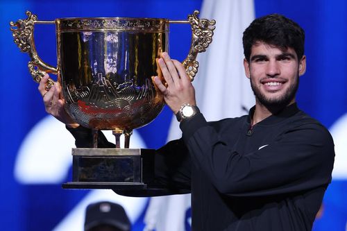 Carlos Alcaraz cu trofeul de la Beijing Foto: Imago