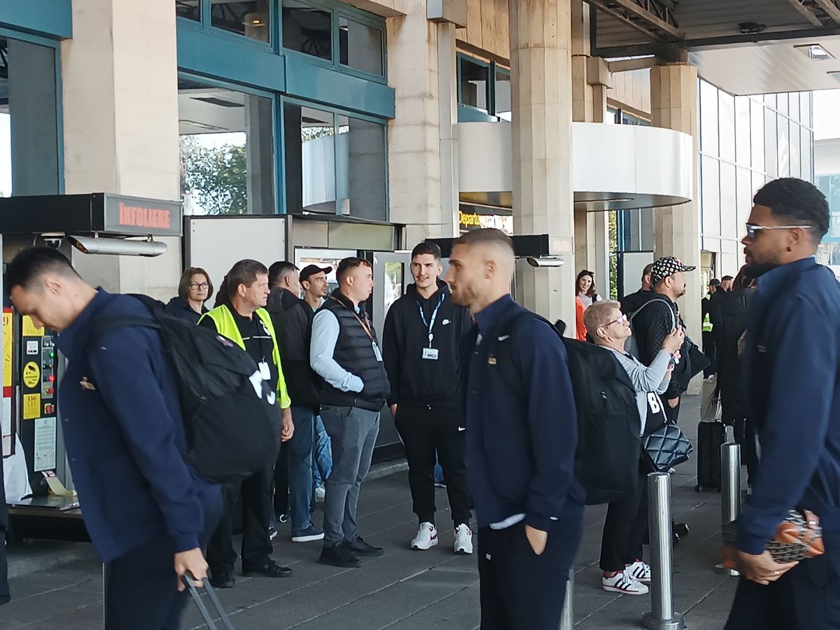 Tavi Popescu a apărut pe aeroport cu un nou look și l-a enervat deja pe Becali: „Nu e vedetă!”