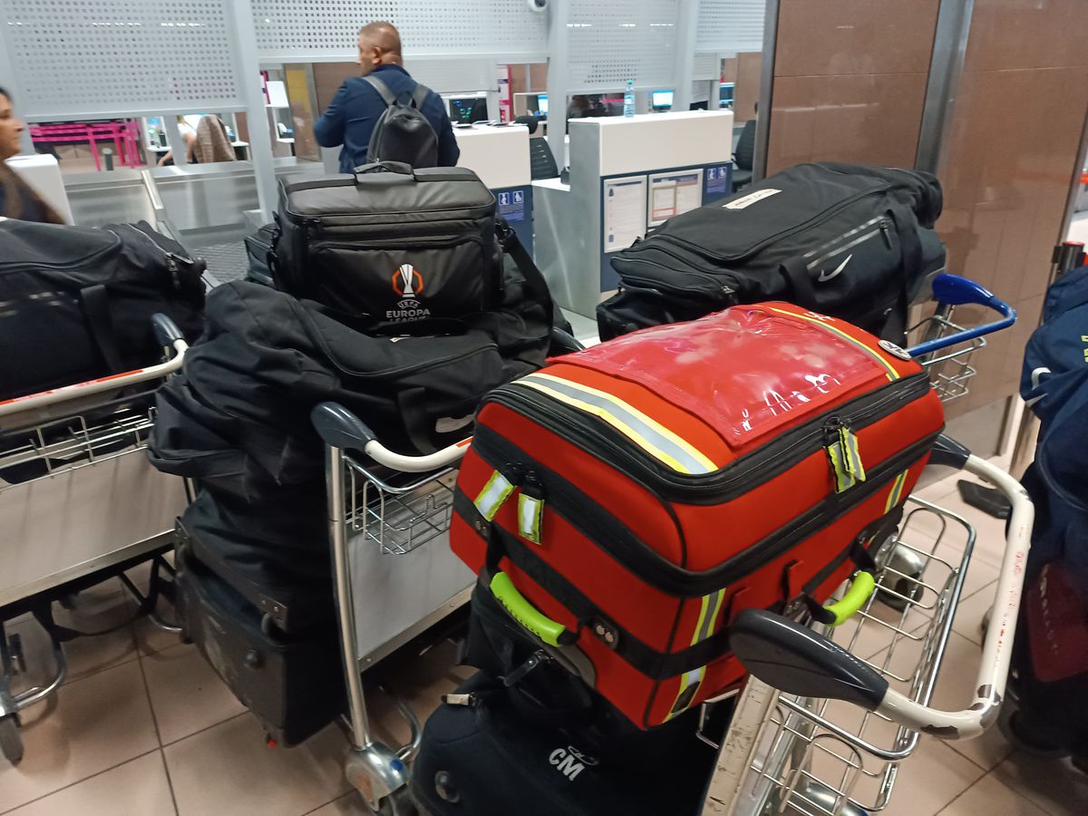 FCSB, spre Salonic... cu Gigi Becali, Luțu și călugării! » Imagini tari de pe aeroport, de la plecarea campioanei