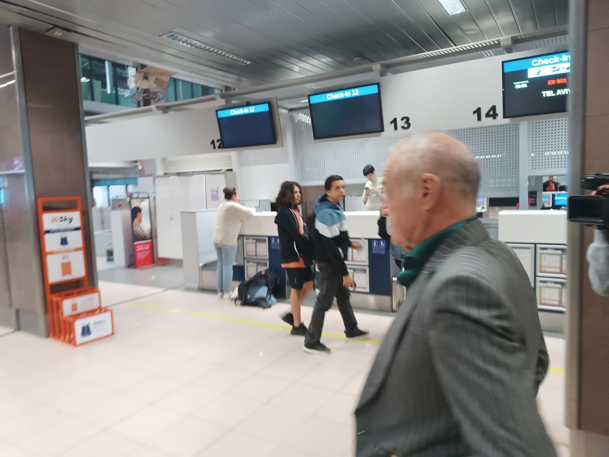 Tavi Popescu a apărut pe aeroport cu un nou look și l-a enervat deja pe Becali: „Nu e vedetă!”