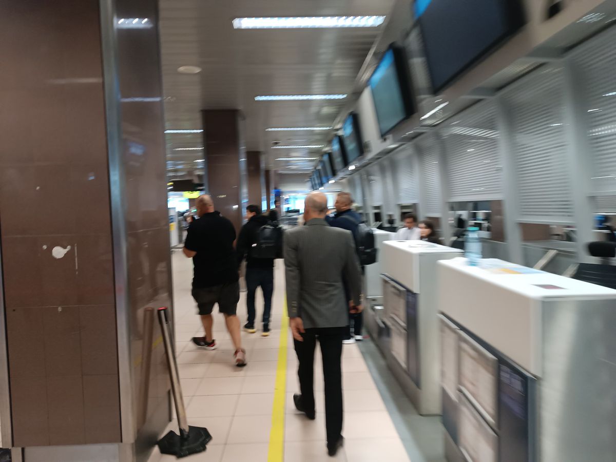 Tavi Popescu a apărut pe aeroport cu un nou look și l-a enervat deja pe Becali: „Nu e vedetă!”