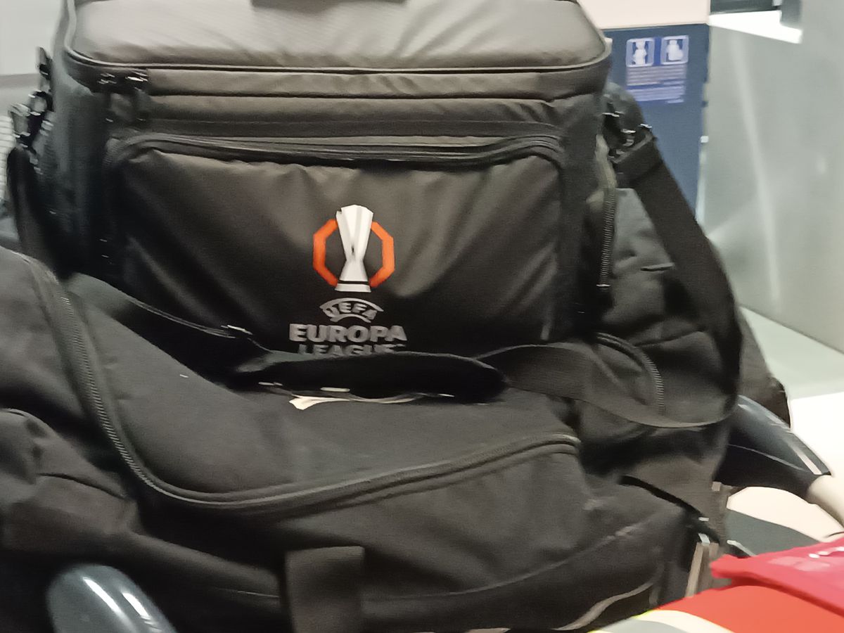 FCSB, spre Salonic... cu Gigi Becali, Luțu și călugării! » Imagini tari de pe aeroport, de la plecarea campioanei