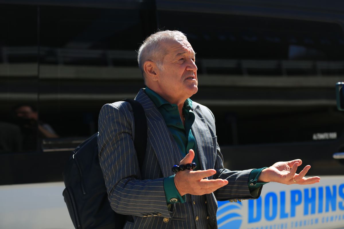 Gigi Becali le-a dat lecții de tactică jucătorilor în avion: „Vă spun ce i-am zis și lui Olaru. I-am luat pe rând!”