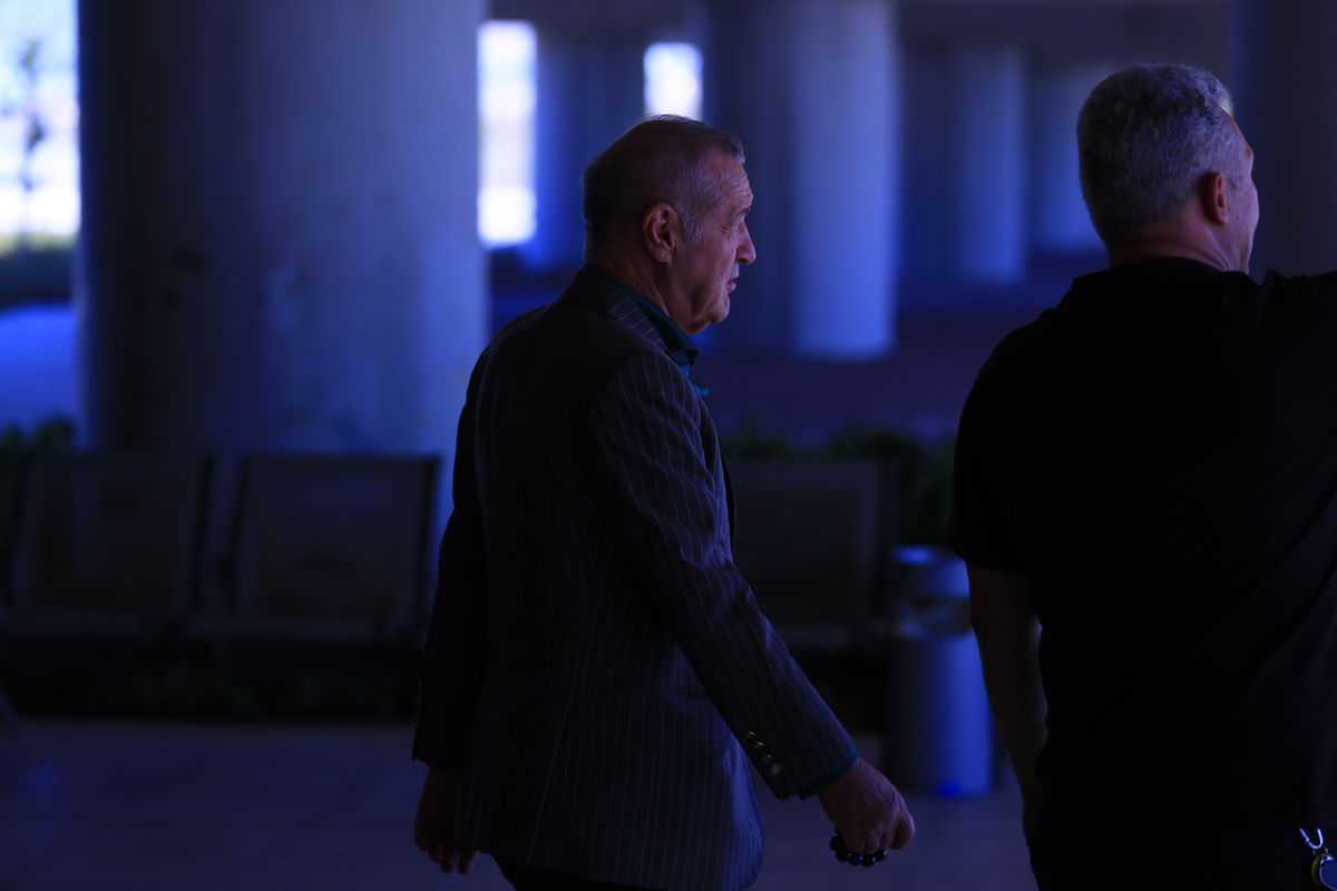 Gigi Becali le-a dat lecții de tactică jucătorilor în avion: „Vă spun ce i-am zis și lui Olaru. I-am luat pe rând!”