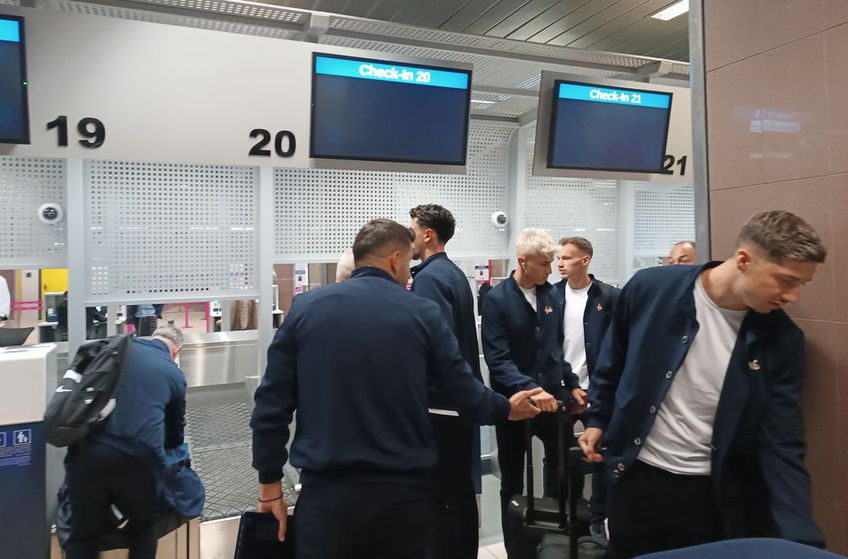 Octavian Popescu (21 de ani), extrema stânga de la FCSB, a apărut cu părul vopsit pe aeroport, la plecarea spre Salonic, acolo unde roș-albaștrii vor juca împotriva lui PAOK în Europa League.