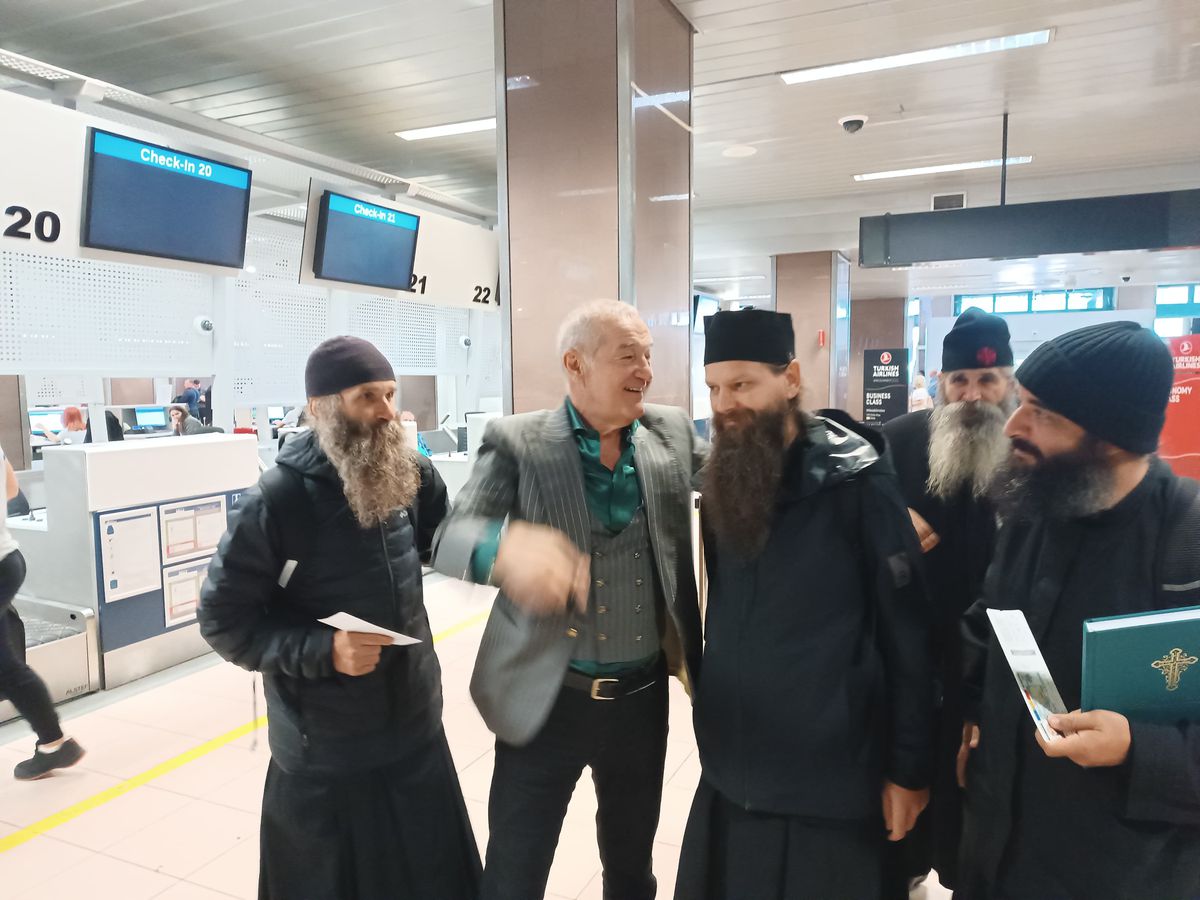 Tavi Popescu a apărut pe aeroport cu un nou look și l-a enervat deja pe Becali: „Nu e vedetă!”