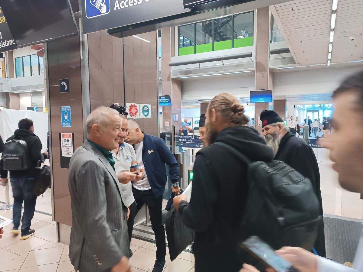 Tavi Popescu a apărut pe aeroport cu un nou look și l-a enervat deja pe Becali: „Nu e vedetă!”