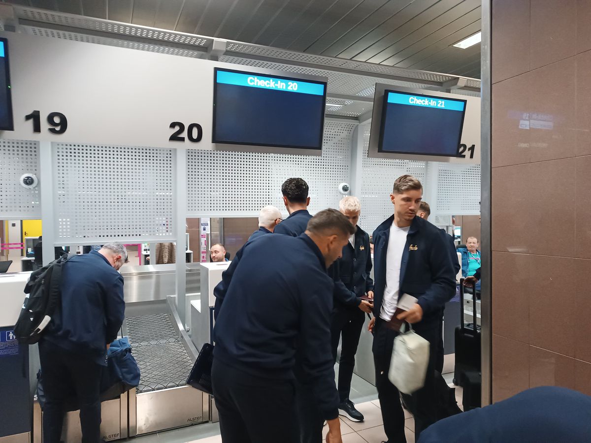 FCSB, spre Salonic... cu Gigi Becali, Luțu și călugării! » Imagini tari de pe aeroport, de la plecarea campioanei