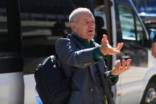 Cu rucsac de 2.000€ pe umăr, Gigi Becali a făcut show și la sosirea la Salonic: „Aici s-au născut bunicii mei! Grecii au cam părăsit bisericile, noi le umplem”