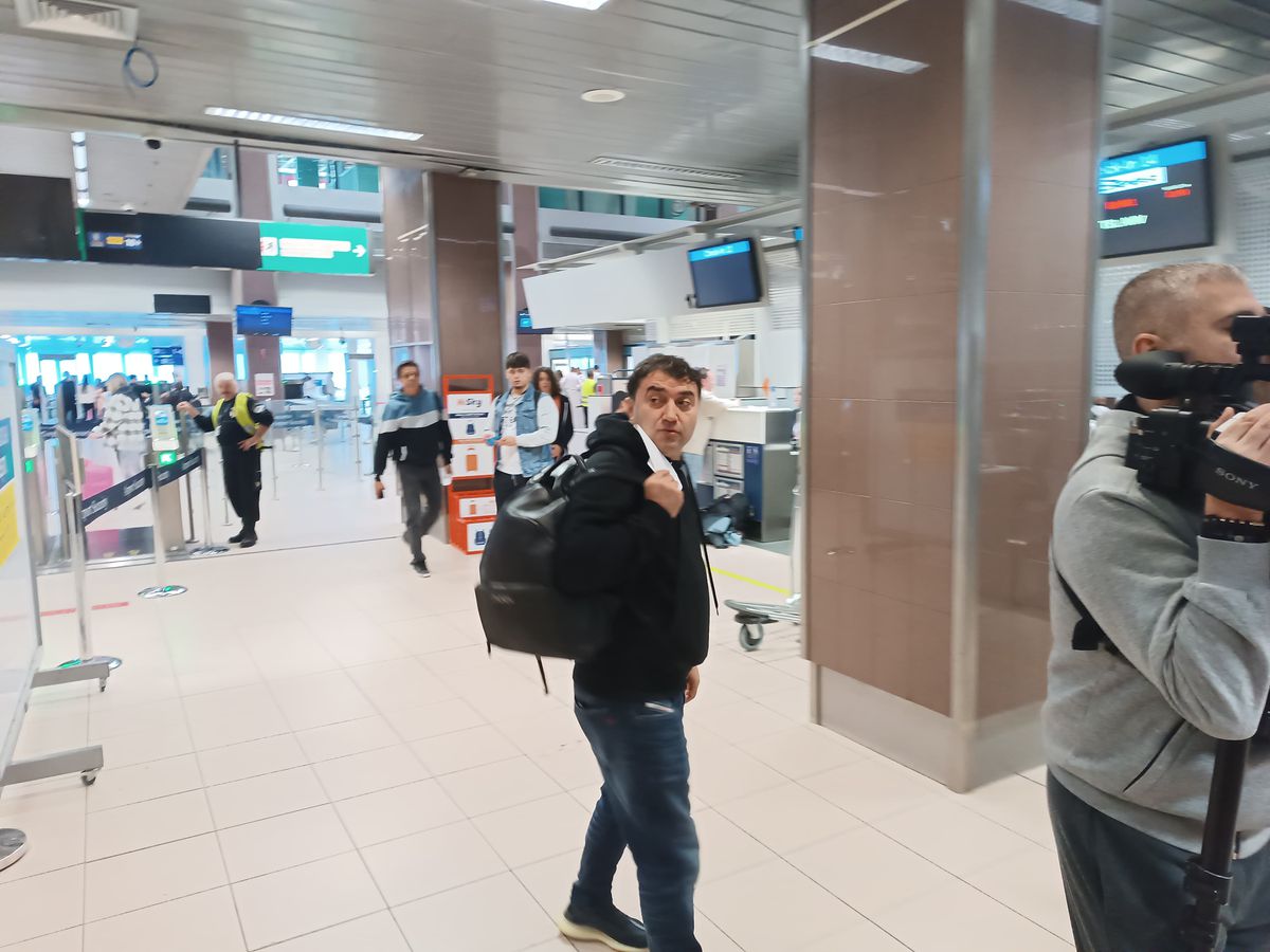 Tavi Popescu a apărut pe aeroport cu un nou look și l-a enervat deja pe Becali: „Nu e vedetă!”